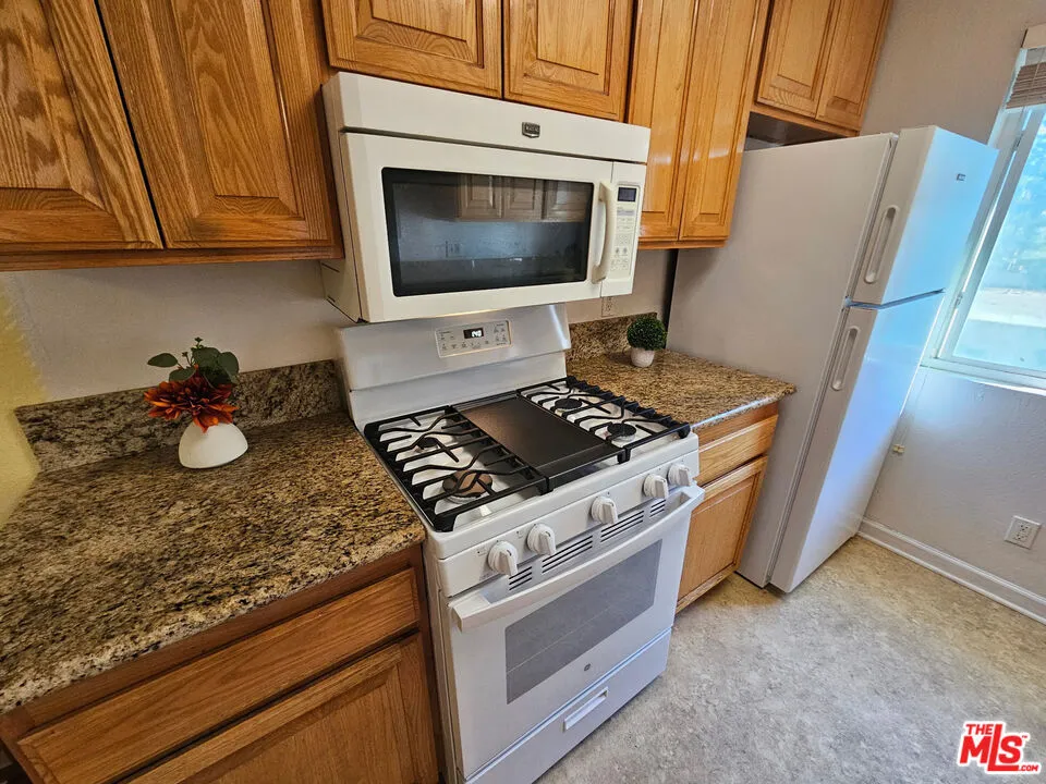 5252 Coldwater Canyon Avenue 214, Sherman Oaks, California 91401 home-pic-8